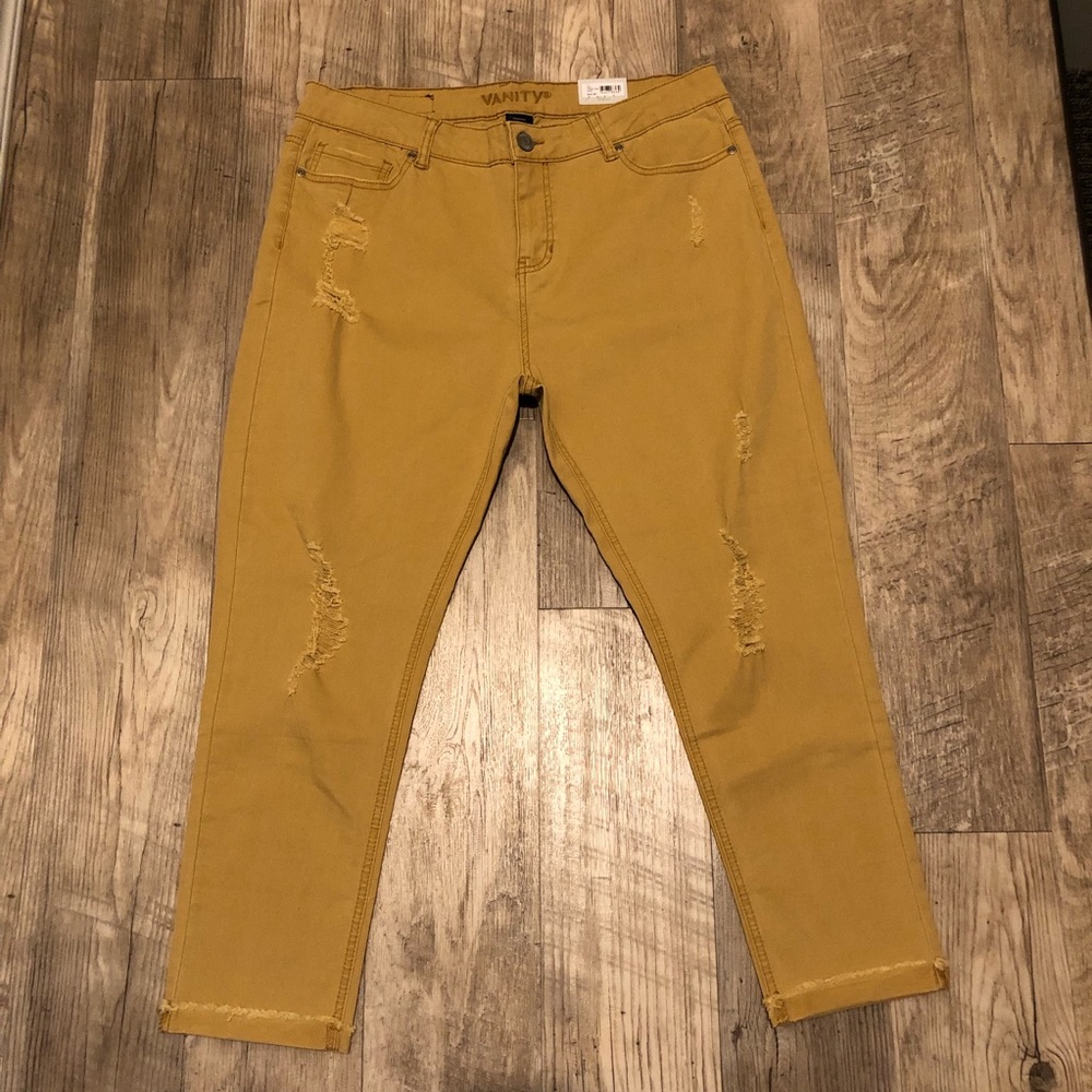 NWT Vanity Mustard Curvy High Rise Jegging Crop.
